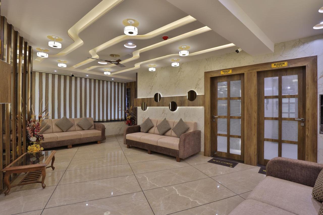 Rest Inn Dormitory Vadodara Eksteriør billede